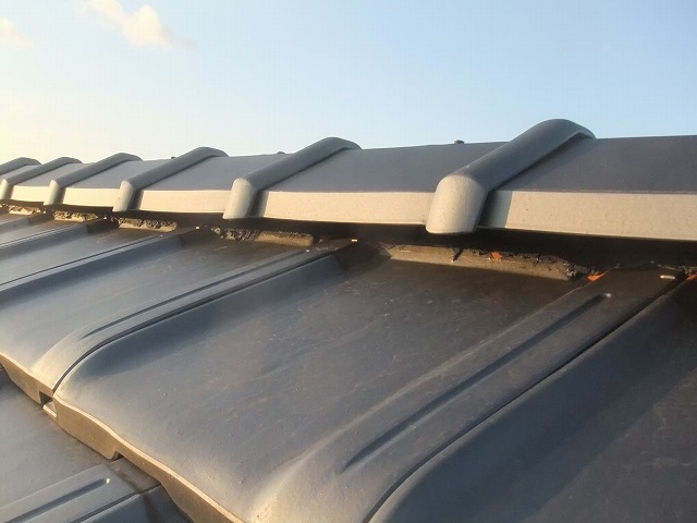 平板瓦の棟の様子